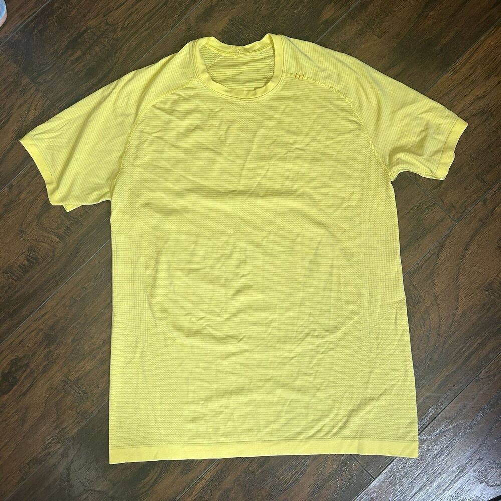 Lululemon Metal Vent Tech Short Sleeve Men’s Medium Yellow *Stain